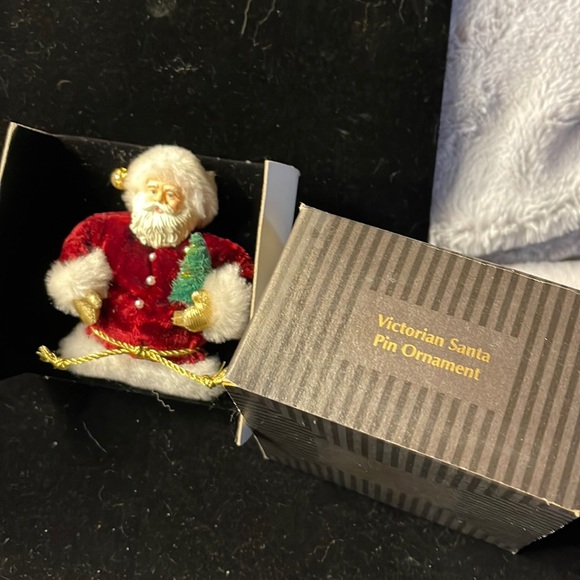 Avon /1995 Victorian Santa Pin Ornament NIB (box has tear) Pin - Picture 1 of 6